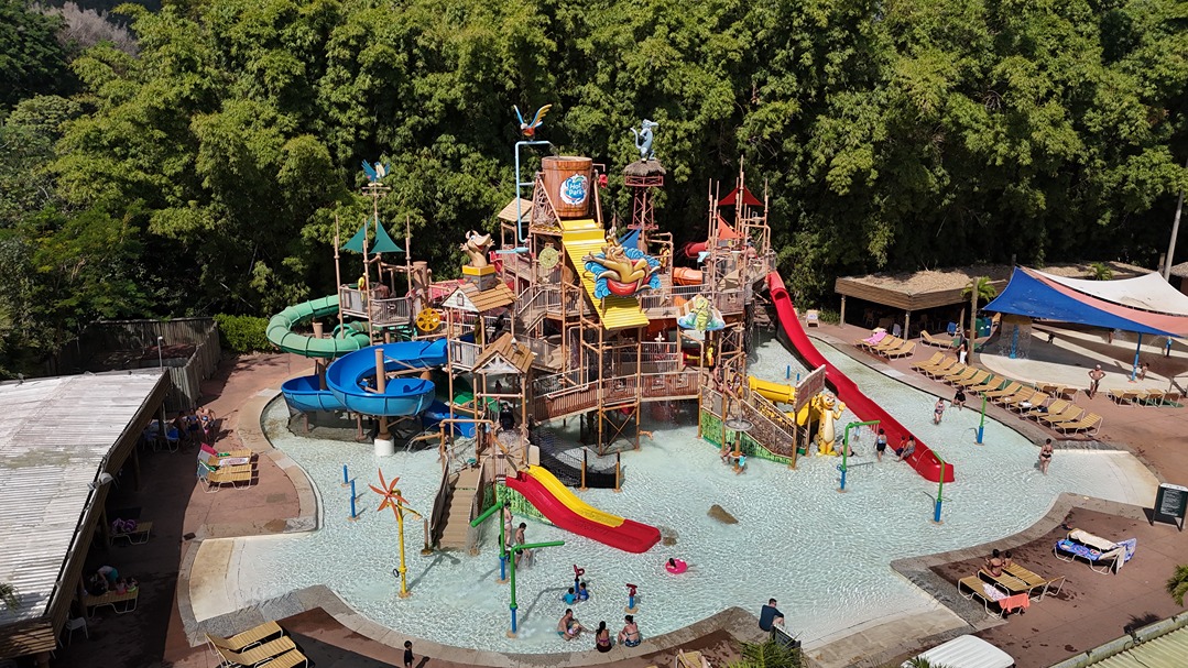 Família no parque aquático